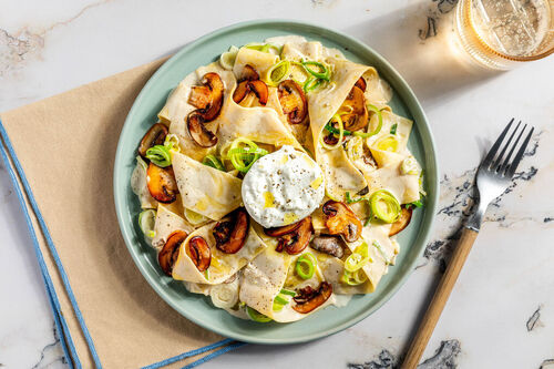 Burrata auf trüffeliger Pilz-Pasta