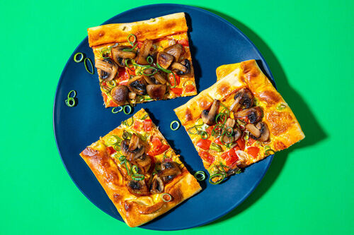 Flammkuchen mit Rührei und Pilzen