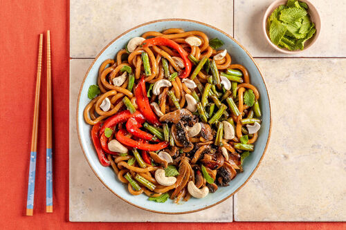 Vegan noedelroerbak met cashewnoten