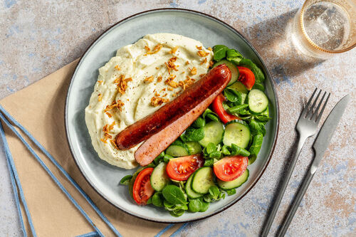 Rauchwurst auf cremigem Blumenkohlstampf