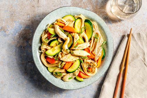 Kalte Udon-Nudeln mit Hähnchen