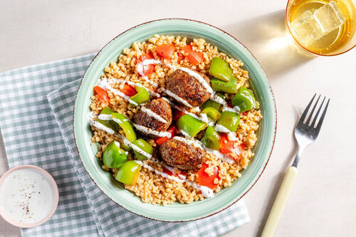 Hackfleischröllchen auf Tomaten-Bulgur