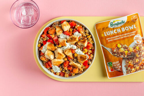 Gebakken kipstukjes met paprika-quinoabowl
