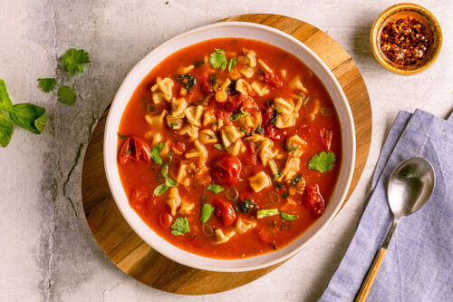 Würzig-scharfe Manti-Suppe mit Chiliöl
