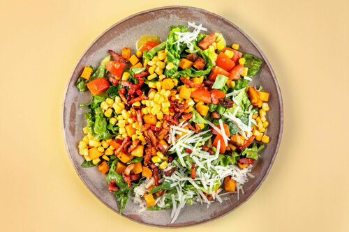 Bonte salade met krokante spekjes en maïs
