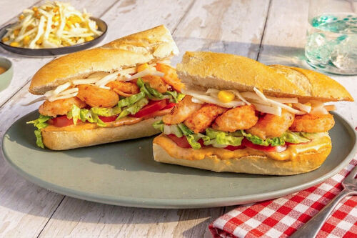 Po’boy met krokante cajun-garnalen