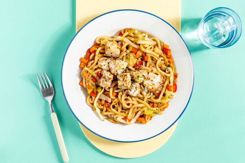 Gemarineerde witvis op yaki udon