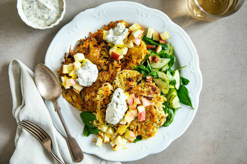 Kartoffel-Lauch-Latkes mit Apfel und Dip