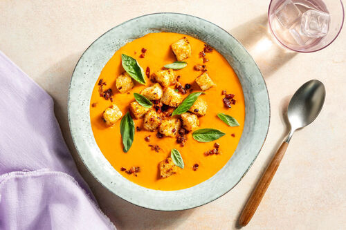 Cremige Tomatensuppe mit Bacon-Croûtons