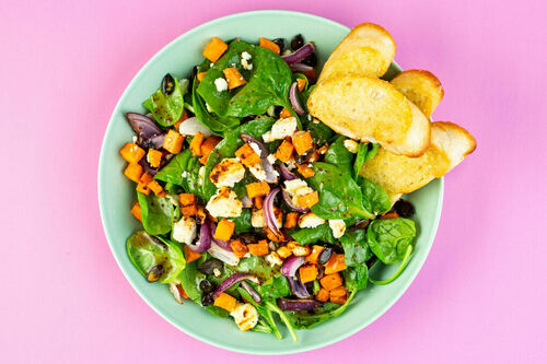 Feta auf Süßkartoffel-Spinat-Salat