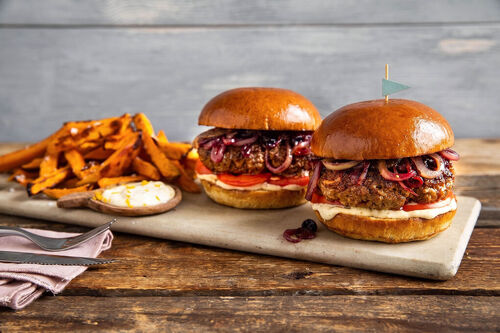 Runderburger met zoete uien