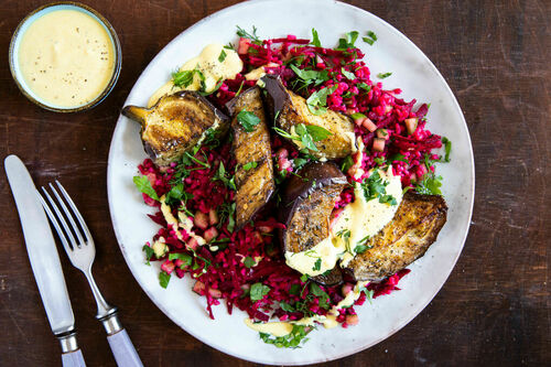 Gebakken aubergine op bietenbulgur