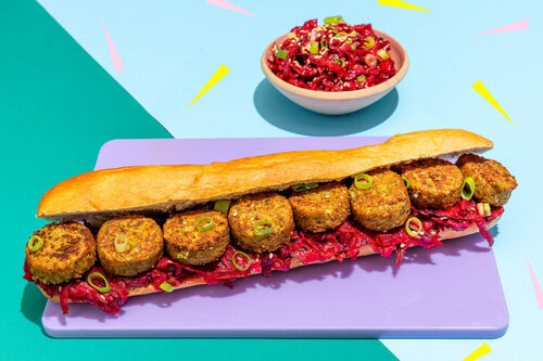 Falafelsandwich met rode bietensalade
