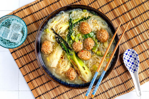 Chinese noedelsoep met kipgehaktballetjes