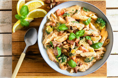 Penne met gerookte amandel en broccoli