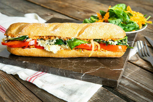 Panini met cheddar en paprikasaus