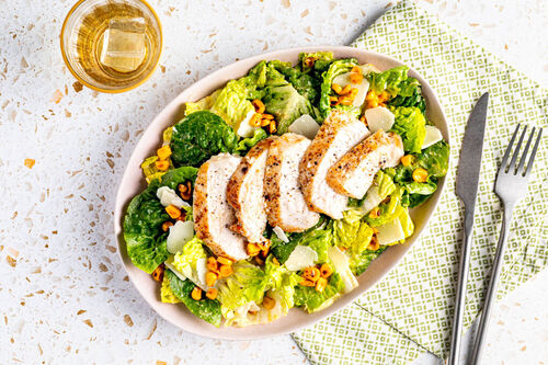 Malse biologische kipfilet op frisse salade