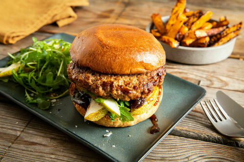Saftiger Burger mit Rucola und Birne