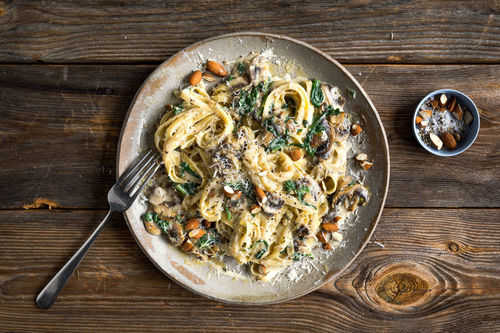 Pasta met spinazie en champignons