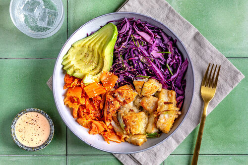 Bowl met knapperige vis en avocado
