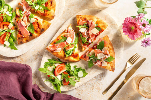 Pizza met serranoham en twee kazen