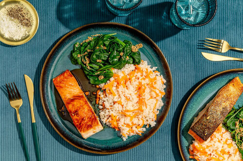Geglaceerde zalmfilet met sesamspinazie
