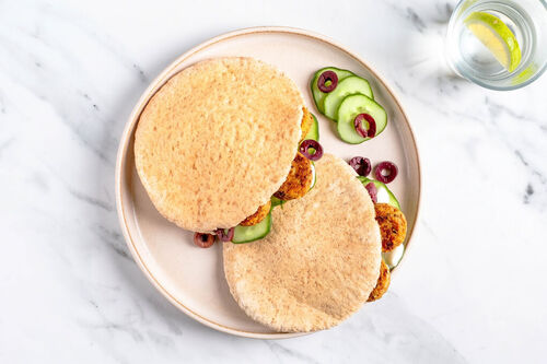 Falafelsandwich mit Gurke und Oliven