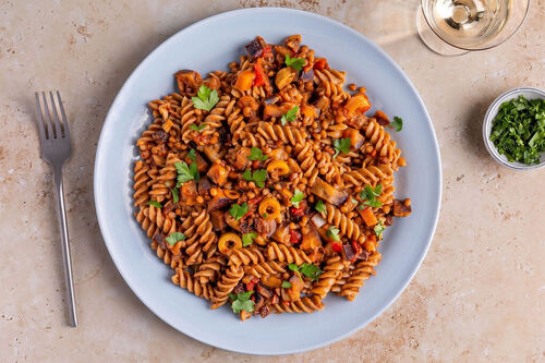Eenpans-volkorenpasta alla caponata