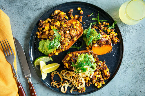Gepofte zoete aardappel met maïs-tofu-vulling