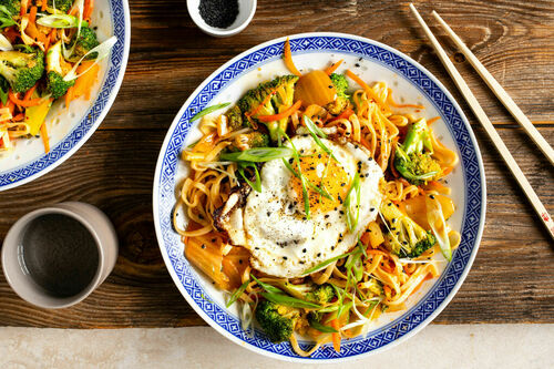 Noedelroerbak met kimchi en spiegelei