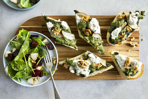 Tartine met walnootpesto en geitenkaas