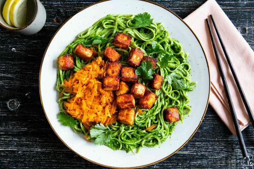 Tofu met Koreaanse chilipasta op udonnoedels