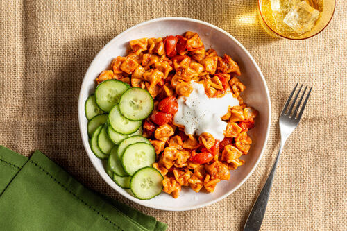 Manti in kruidige tomatensaus