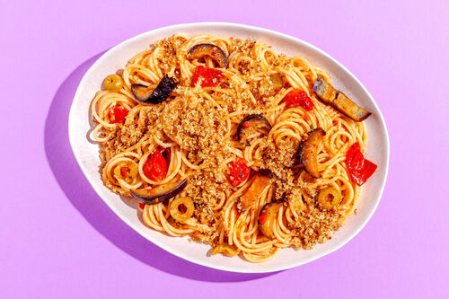 Spaghetti met pittige aubergine-olijvensaus
