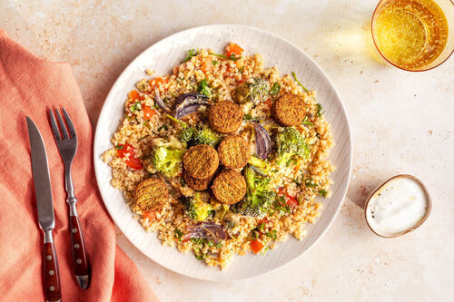 Knusprige Falafeln und Brokkoli auf Taboulé