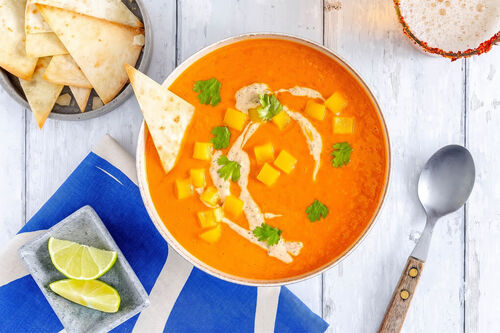 Süßkartoffelsuppe mit Tortillachips