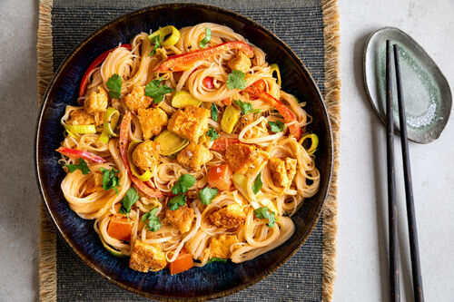 Pittige Thaise noedels met tofu