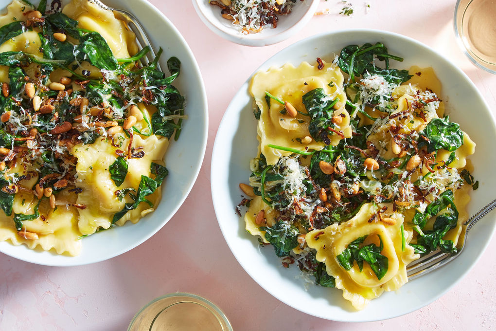 Ravioli med brunt smör och ost, stekt kyckling och spenat ...