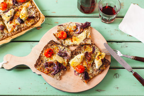 Low Carb Pizza Mit Artischocken Oliven Und Tomaten Marley Spoon