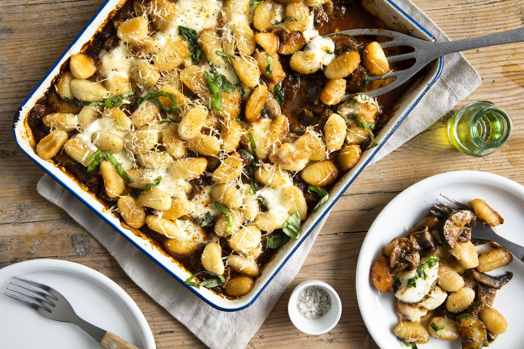 Tweekazen-gnocchibake met courgette, champignons en olijven