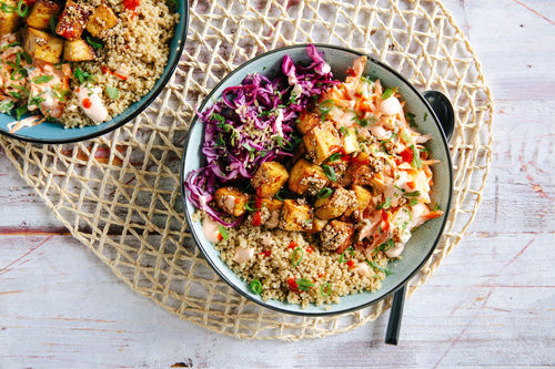 Vegetarische Tofu Quinoa Bowl Mit Asiatischem Rotkohl Ananas Salat Marley Spoon