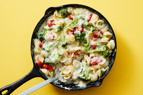 Creamy Three Cheese Pasta Bake With Broccoli Roasted Red Peppers Dinnerly