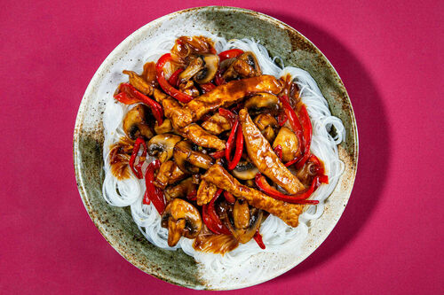 Schweinefleisch-Pilz-Pfanne in Hoisinsauce auf Glasnudeln mit frischer  Paprika