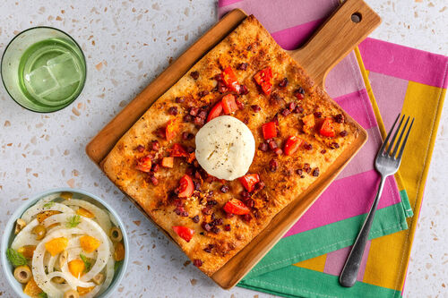 Pizzafladen mit Mozzarella und Speck