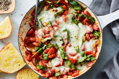 Cheesy Pizza Beans With Spinach Garlic Bread Marley Spoon