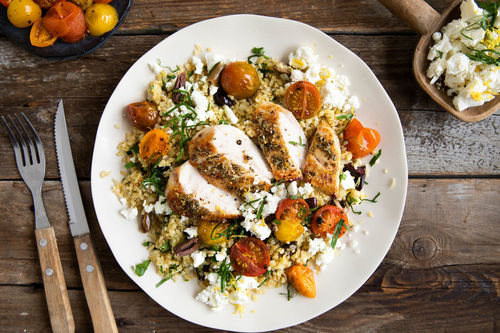 Mediterranes Hahnchen Mit Oregano Auf Tomaten Bulgur Mit Kase Und Petersilie Marley Spoon