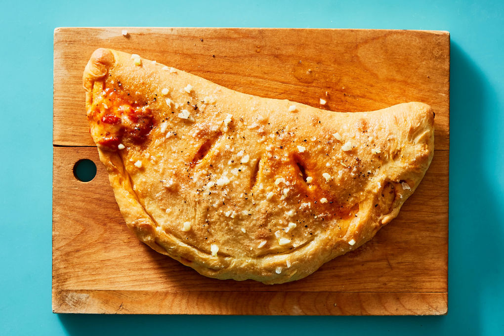 https://marleyspoon.com/media/recipes/44440/main_photos/large/extra_cheesy_calzone-aeb342376f985967172ce93905fcb923.jpeg
