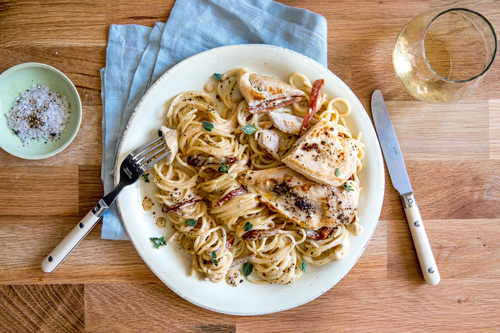 Tagliatelle med kyckling och oregano och soltorkade tomater | Marley Spoon