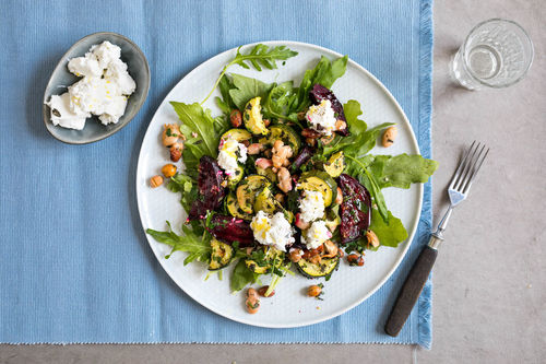 Warmer Rote Bete Salat Mit Ziegenkase Mit Zucchini Bohnen Und Rucola Marley Spoon