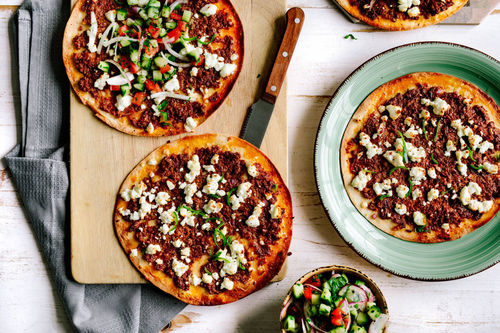 Turkische Pizza Mit Faschiertem Mit Feta Und Paradeiser Gurken Salat Marley Spoon